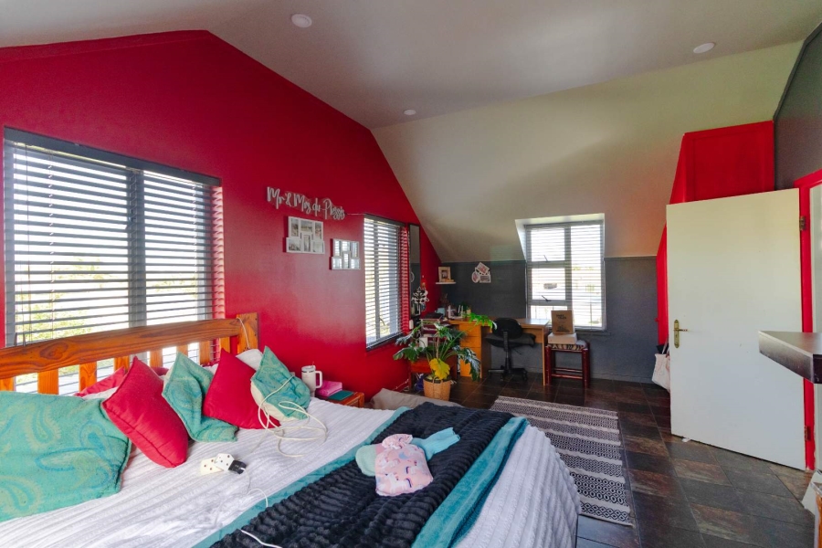 6 Bedroom Property for Sale in Sandbaai Western Cape